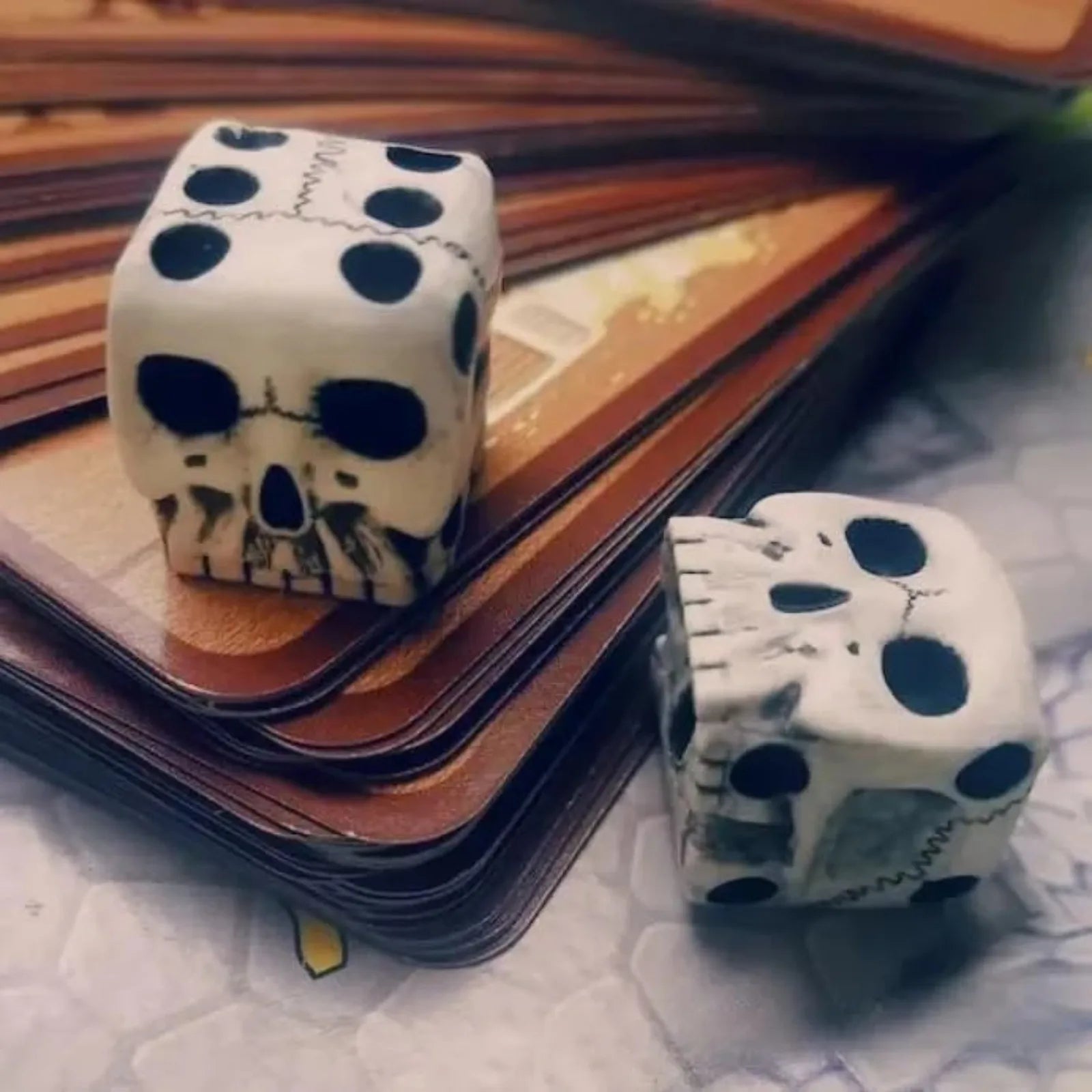 1 Pcs 5 Pcs 16mm 6 Face Six Sided Skull Pattern Resin D6 Dot Dices Black White Point For Dnd Trpg Rpg Table Board Game Halloween